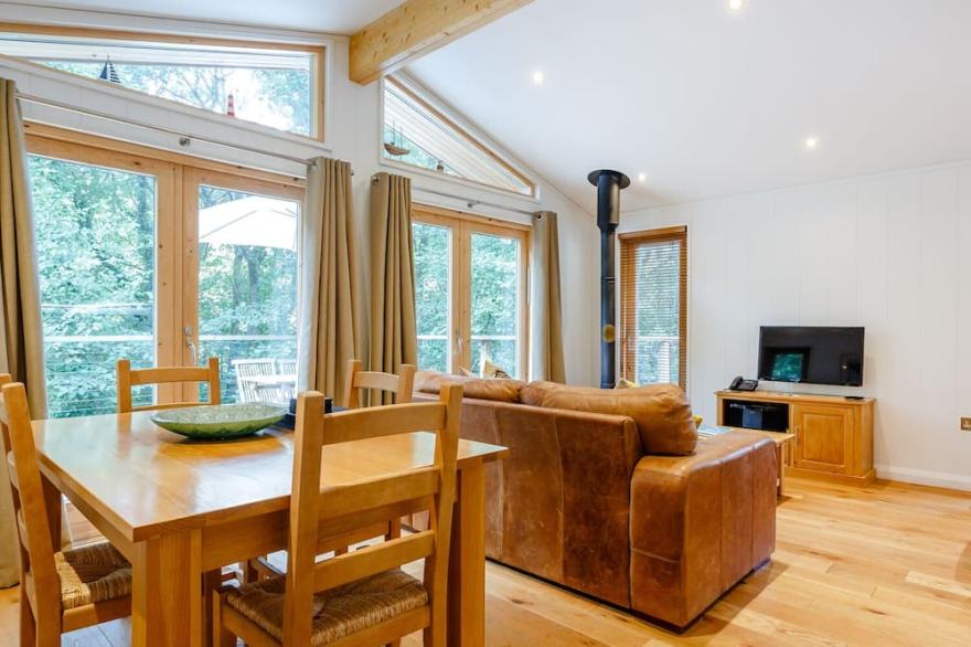 8 STREAMSIDE, pet friendly, luxury holiday cottage in Lanreath
