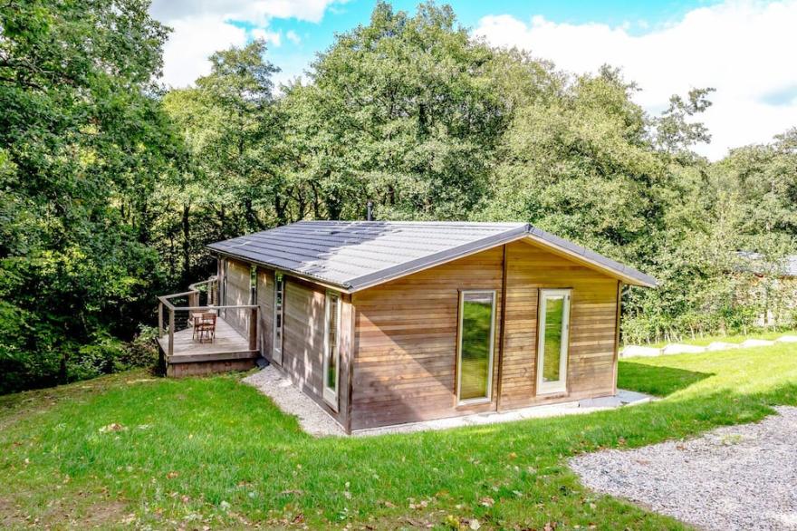 8 STREAMSIDE, pet friendly, luxury holiday cottage in Lanreath