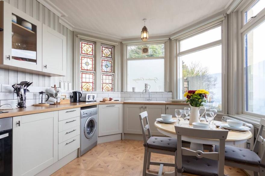 BAYVIEW TERRACE, family friendly, character holiday cottage in Lynton