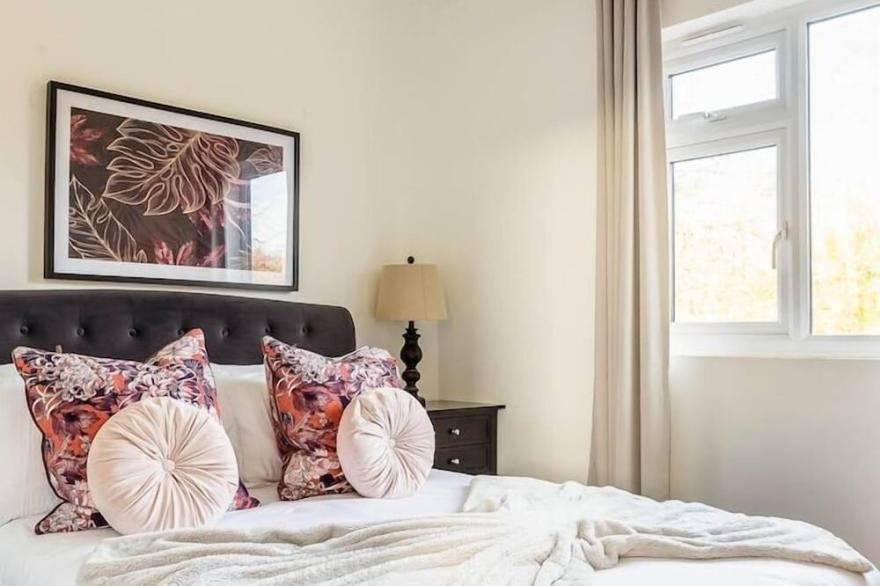 STILLNESS - SLEEPS 2 | HOT TUB | BBQ | PETS ALLOWED | WI-FI  | SECLUDED PATIO
