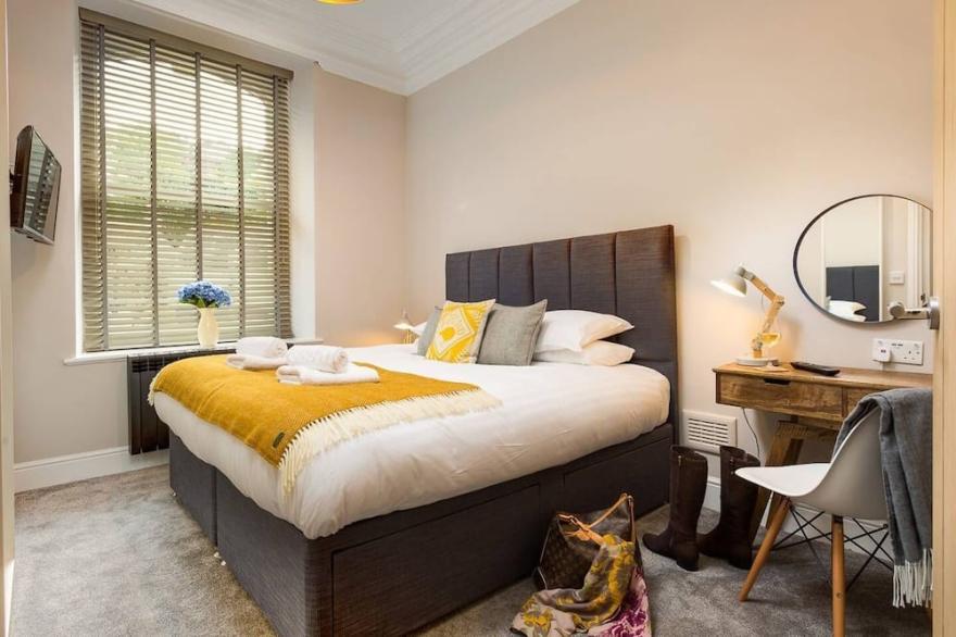 Central Apartment in Ambleside with parking by LetMeStay