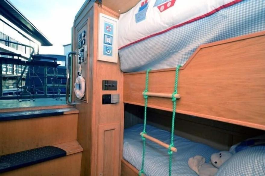 Luxury 4* Floating Four Sisters Boatel in the heart of Edinburgh City Centre