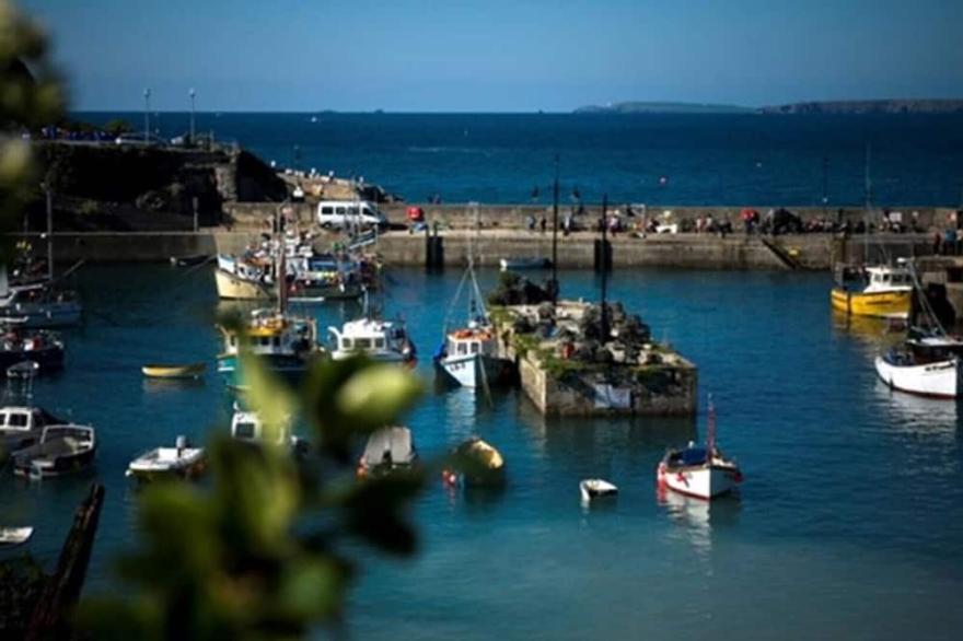 Lighthouse cottage, pet friendly sleeps 5 near Mawgan Porth