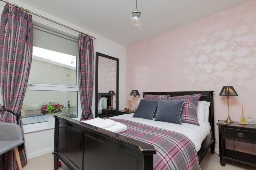 Holyrood Residence - Luxury Apartment with Parking