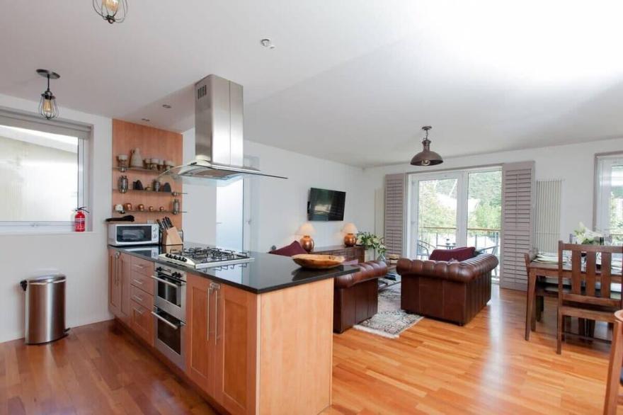 Holyrood Residence - Luxury Apartment with Parking