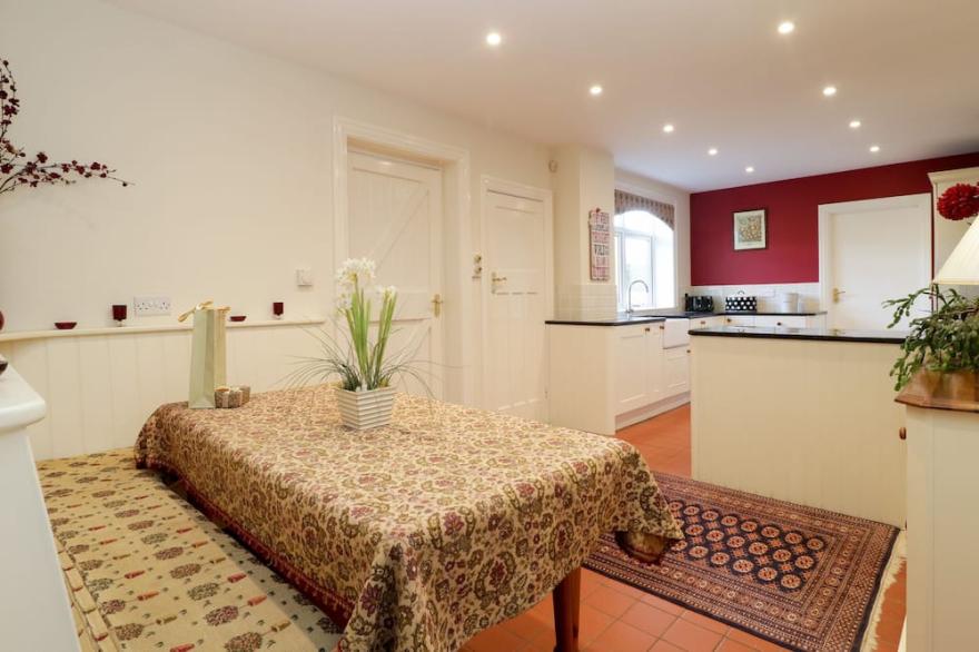 CULVERFIELD, pet friendly, character holiday cottage in Tytherleigh