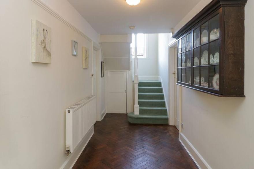 CULVERFIELD, pet friendly, character holiday cottage in Tytherleigh