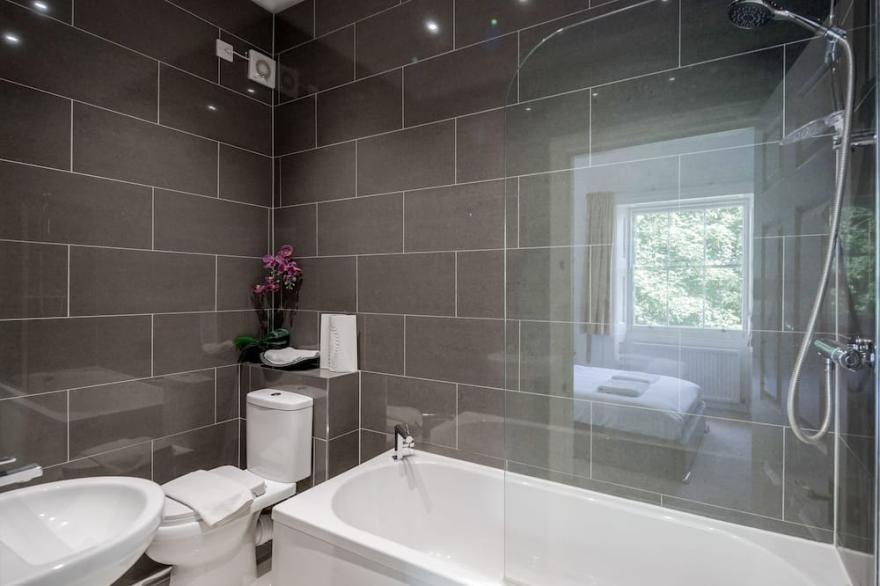 Premium High Ceiling Georgian Luxury Apartment with Parking in Canary Wharf LDN