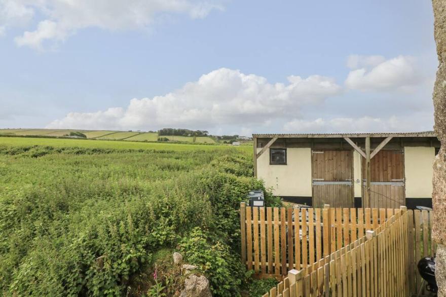 POLGEAR VIEW, romantic, luxury holiday cottage in Four Lanes
