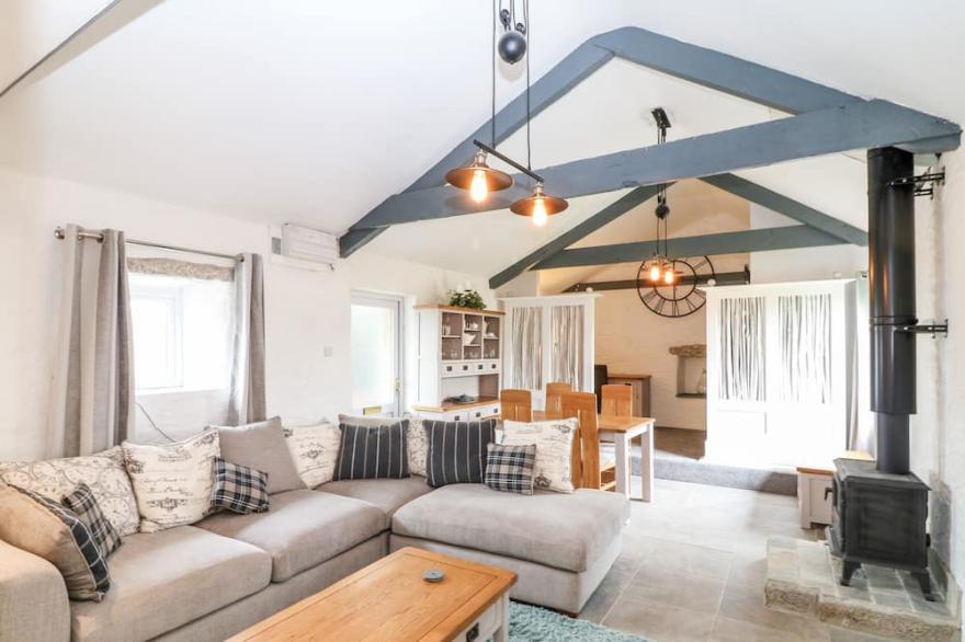 POLGEAR VIEW, romantic, luxury holiday cottage in Four Lanes
