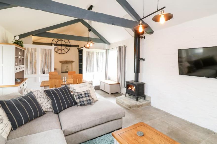 POLGEAR VIEW, romantic, luxury holiday cottage in Four Lanes