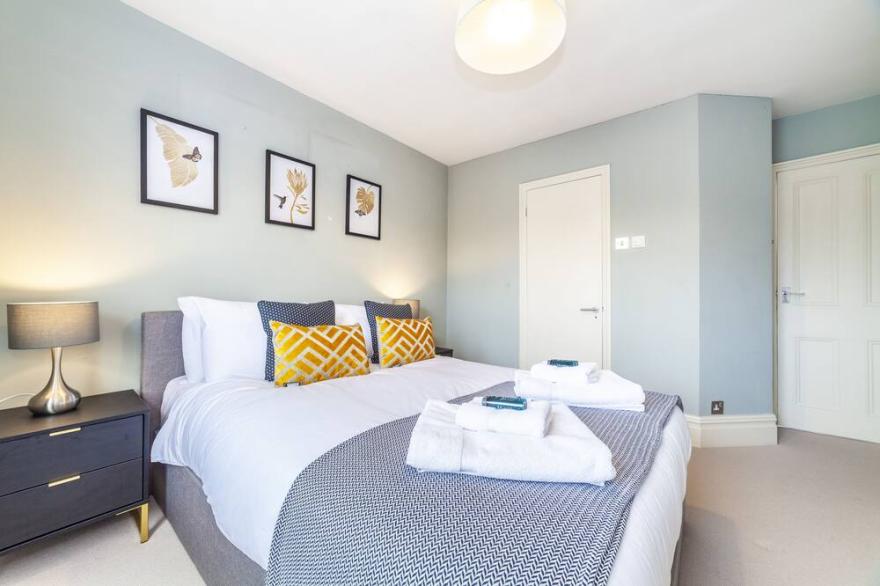 Exquisite 4 BDR Victorian House w/ Private Garden