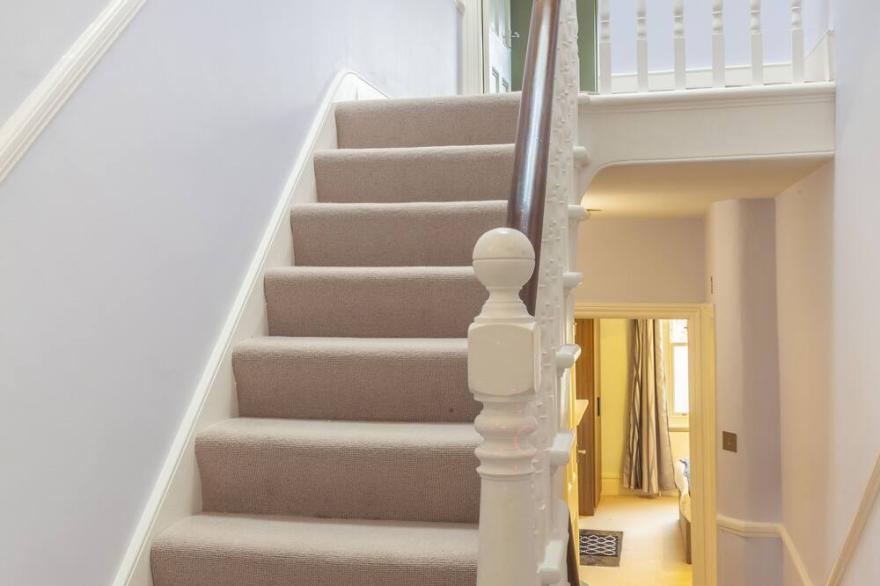 Exquisite 4 BDR Victorian House w/ Private Garden