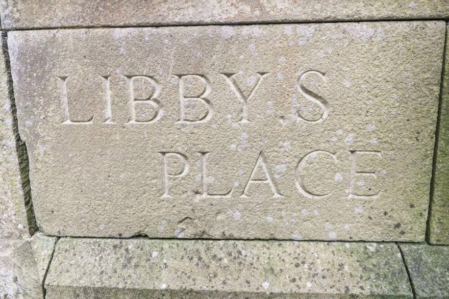 LIBBY'S PLACE, character holiday cottage, with a garden in Haworth