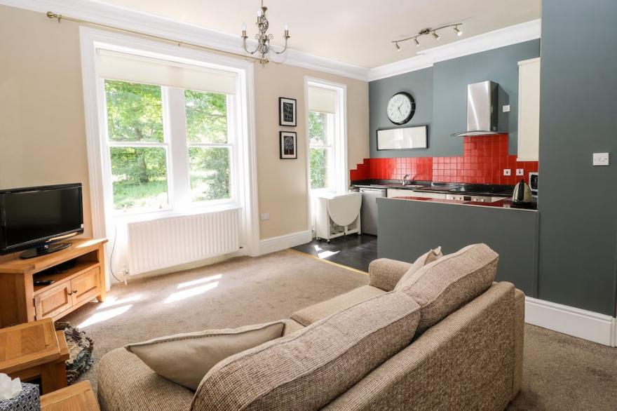 LIBBY'S PLACE, character holiday cottage, with a garden in Haworth