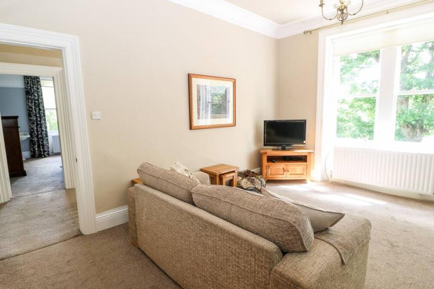 LIBBY'S PLACE, character holiday cottage, with a garden in Haworth