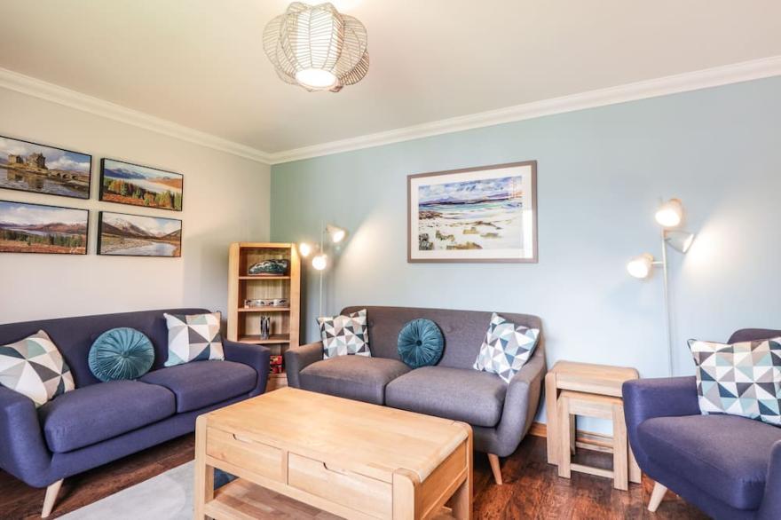 SILVER BIRCH LODGE, pet friendly, character holiday cottage in Dornie