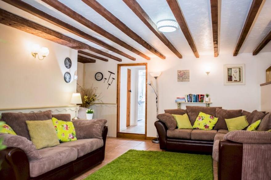 Pass the Keys | Beautiful Cottage - Perfect for Al Fresco Dining