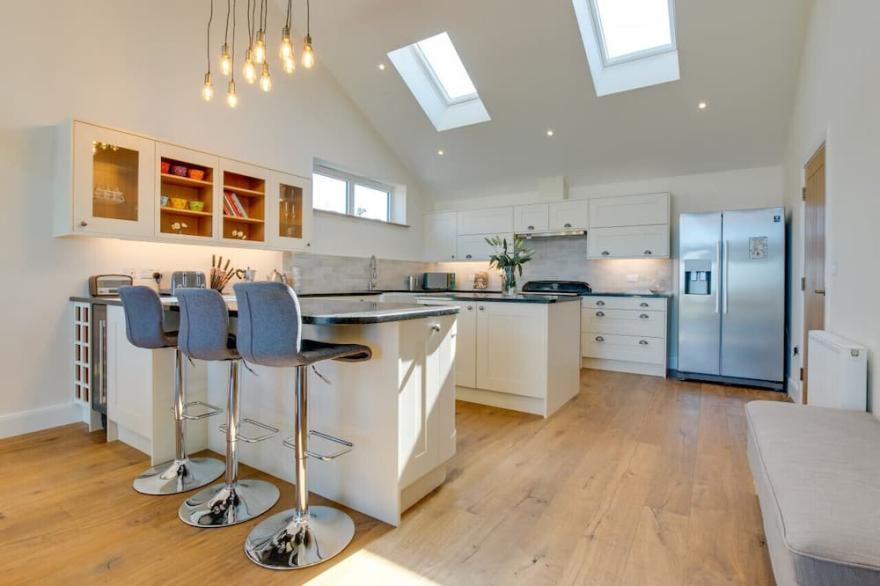 Bryn Y Mor - Four Bedroom House, Sleeps 8
