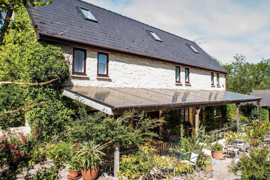Pass the Keys | Cosy 2 bed Cottage  with outdoor seating area