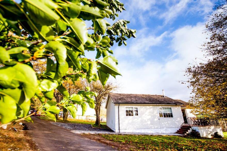 ANNACLOY COTTAGE, family friendly in Annacloy, County Down
