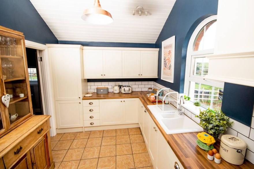 ANNACLOY COTTAGE, family friendly in Annacloy, County Down