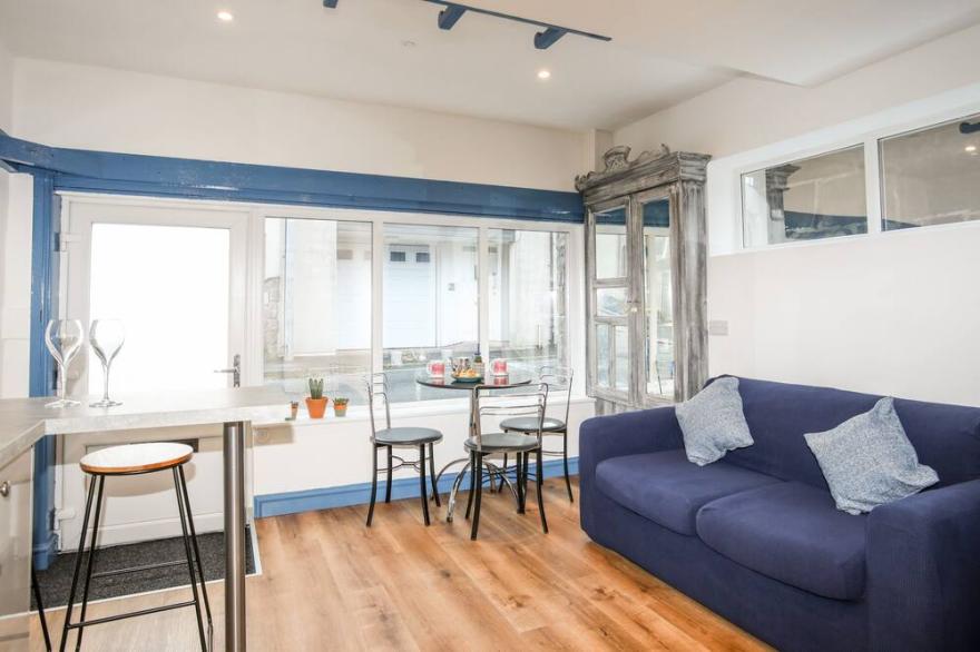 TY COETS (COACH HOUSE), romantic in Caernarfon
