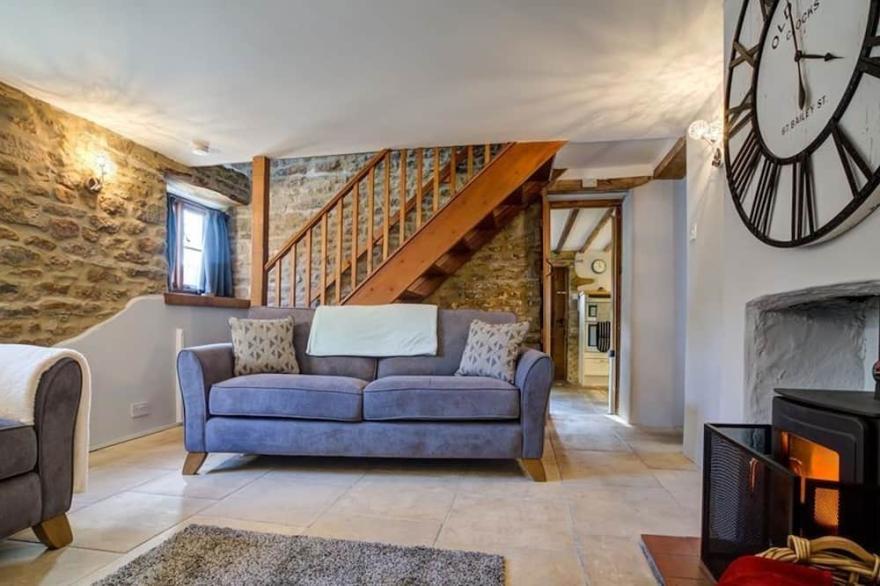 HOLLYTREE COTTAGE, pet friendly, with a garden in Hook Norton