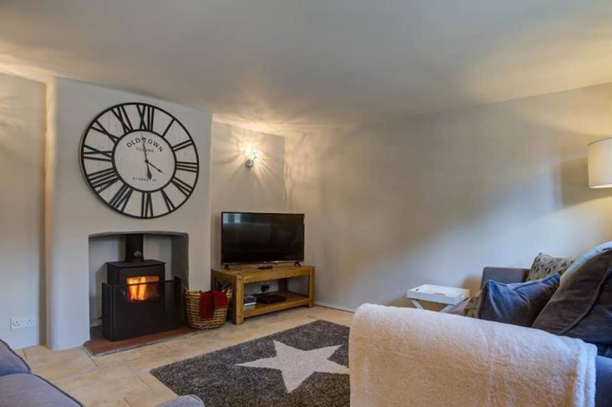 HOLLYTREE COTTAGE, pet friendly, with a garden in Hook Norton