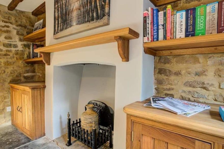 HOLLYTREE COTTAGE, pet friendly, with a garden in Hook Norton