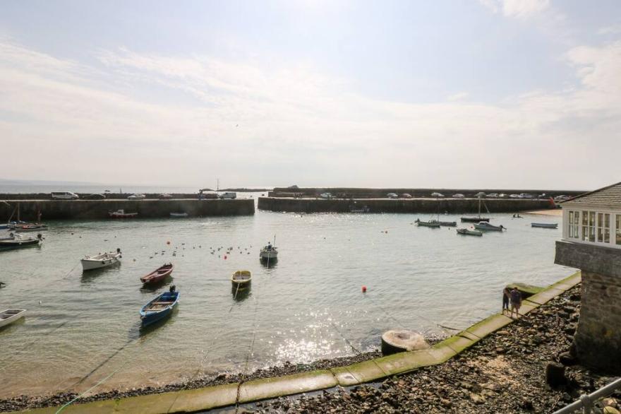 MOLE COTTAGE, pet friendly, character holiday cottage in Mousehole