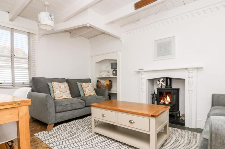 MOLE COTTAGE, pet friendly, character holiday cottage in Mousehole