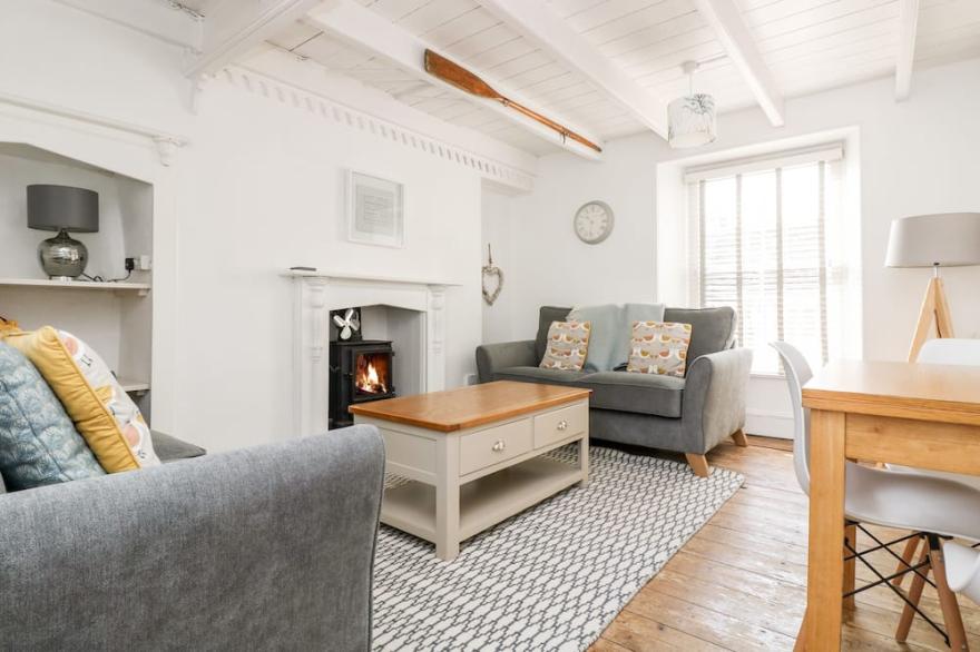 MOLE COTTAGE, pet friendly, character holiday cottage in Mousehole