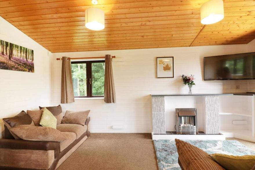 WILLOW LODGE, with hot tub in Falmouth