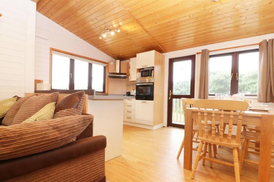WILLOW LODGE, with hot tub in Falmouth