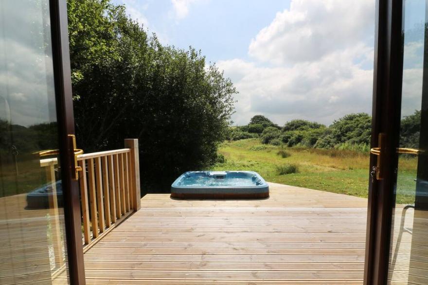 WILLOW LODGE, with hot tub in Falmouth