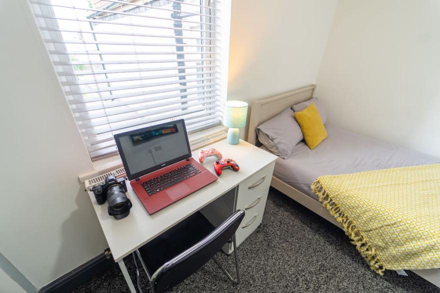 Impeccable 1-Bed Studio in Birmingham