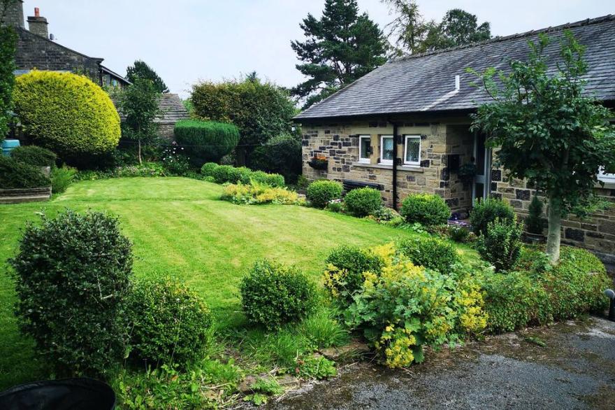 LOWER CROSS, pet friendly, with a garden in Oakworth