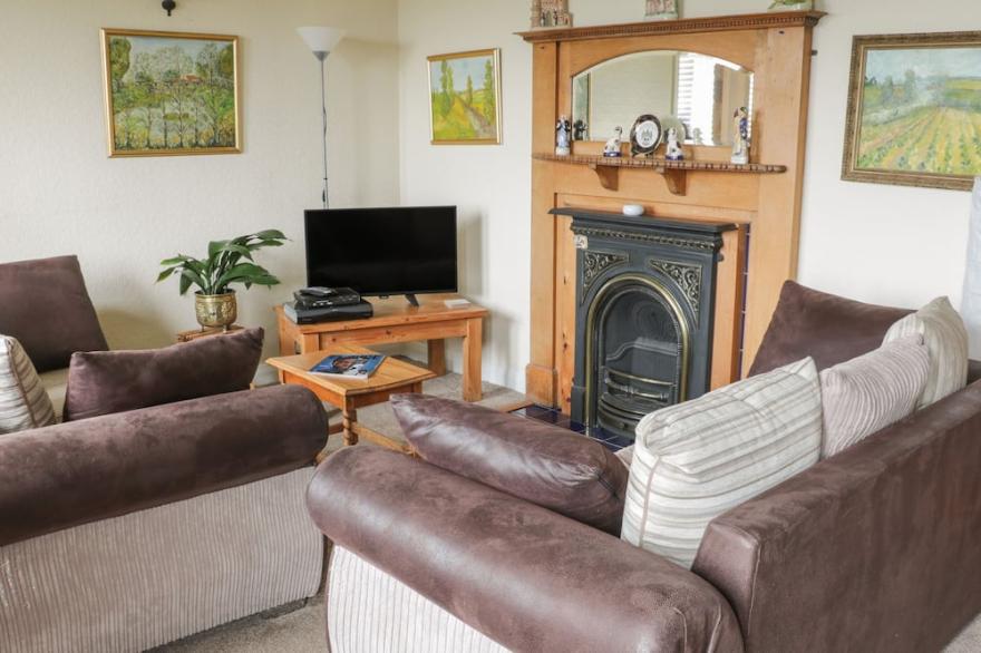 LOWER CROSS, pet friendly, with a garden in Oakworth