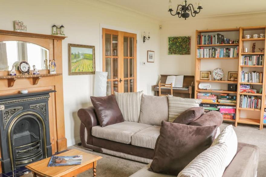 LOWER CROSS, pet friendly, with a garden in Oakworth