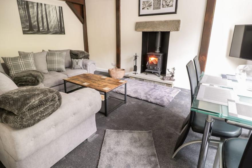 LITTLE BARN, family friendly, with hot tub in Haworth