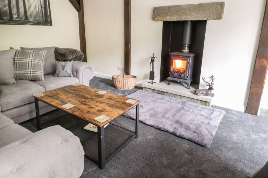 LITTLE BARN, family friendly, with hot tub in Haworth