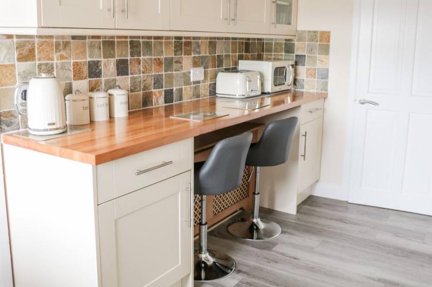 LITTLE BARN, family friendly, with hot tub in Haworth