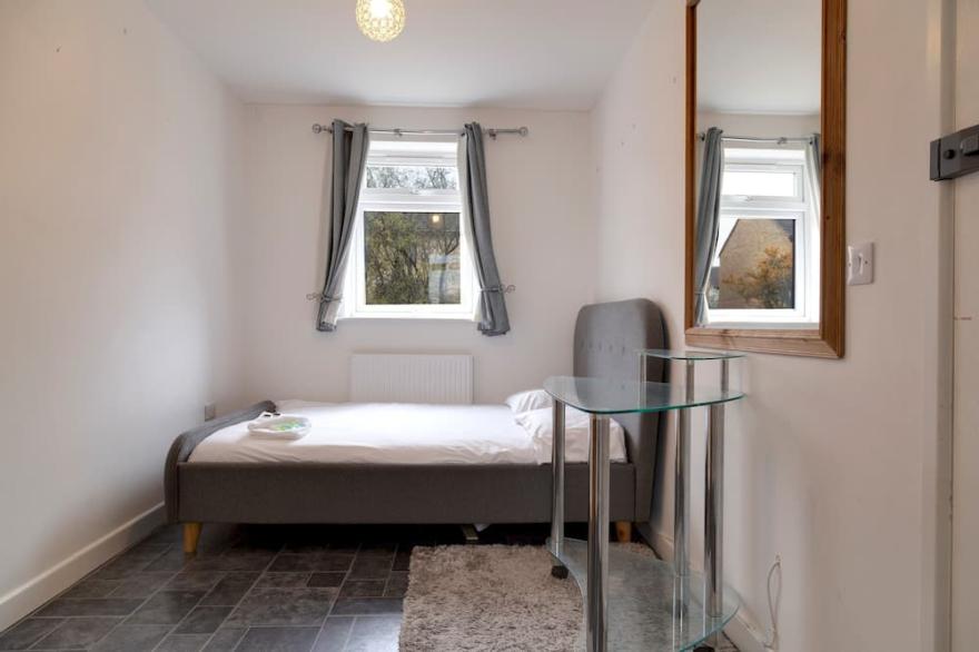 Pass the Keys | Beautiful 4BR with Private Garden