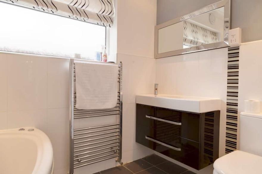 Pass the Keys | Beautiful 4BR with Private Garden