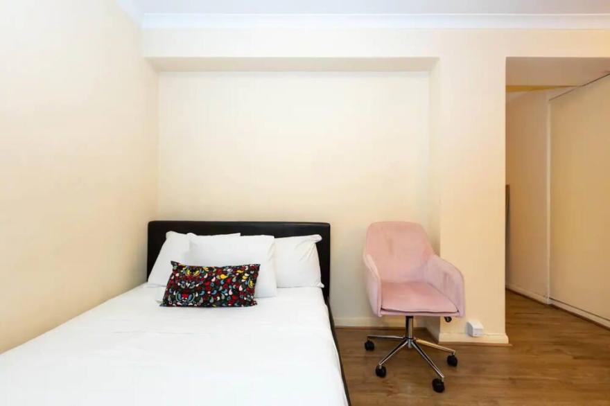 Cozy Central Studio Apartment in Chelsea