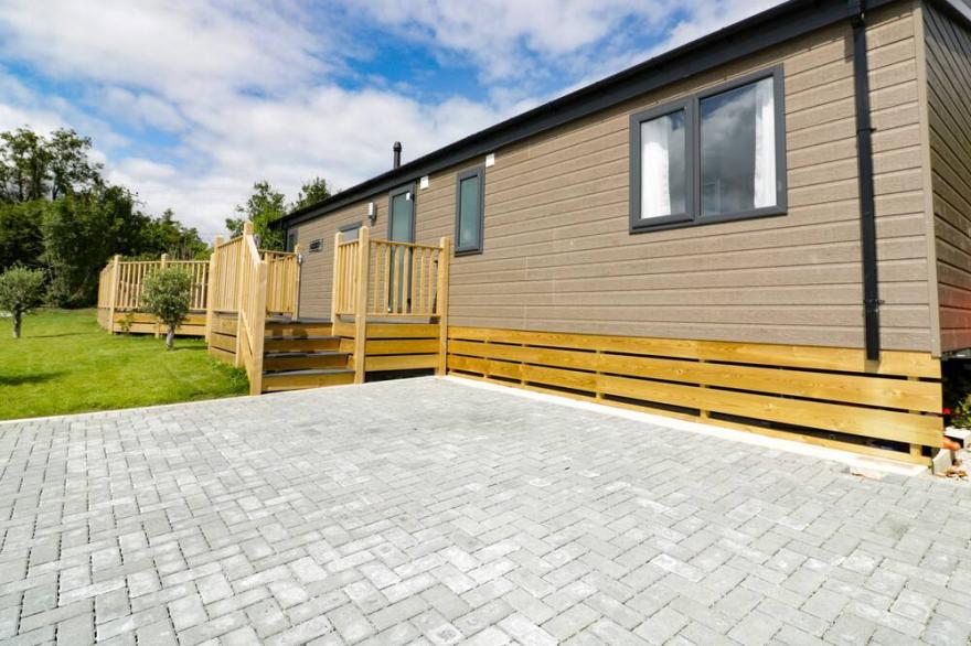 PINEHURST LODGE, pet friendly, character holiday cottage in St Day