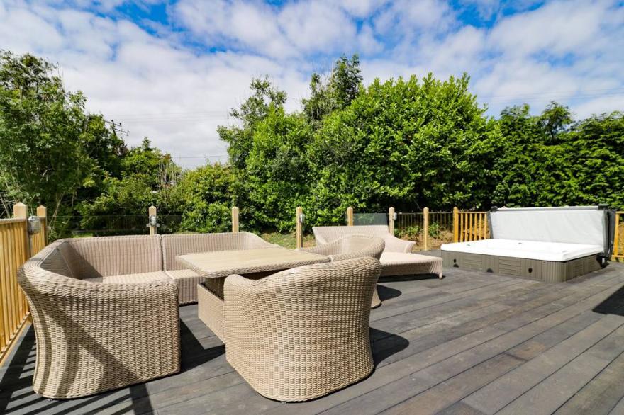 PINEHURST LODGE, pet friendly, character holiday cottage in St Day