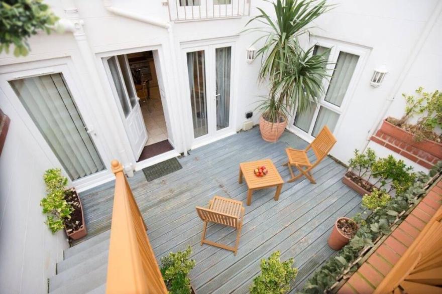 4 Star, 1 Bedroom Apartment with Private Decking