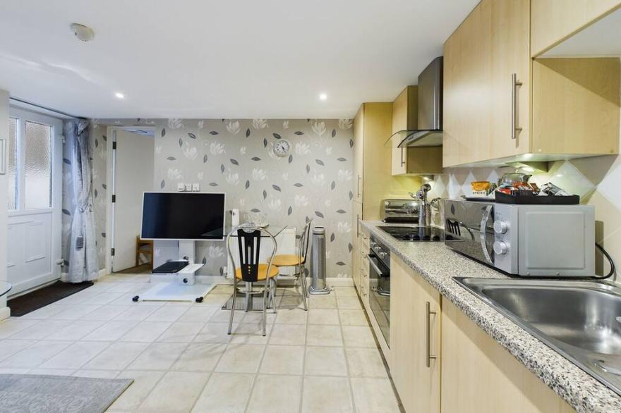 4 Star, 1 Bedroom Apartment with Private Decking